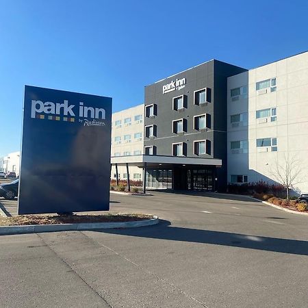 Park Inn By Radisson Edmonton Airport Leduc Bagian luar foto