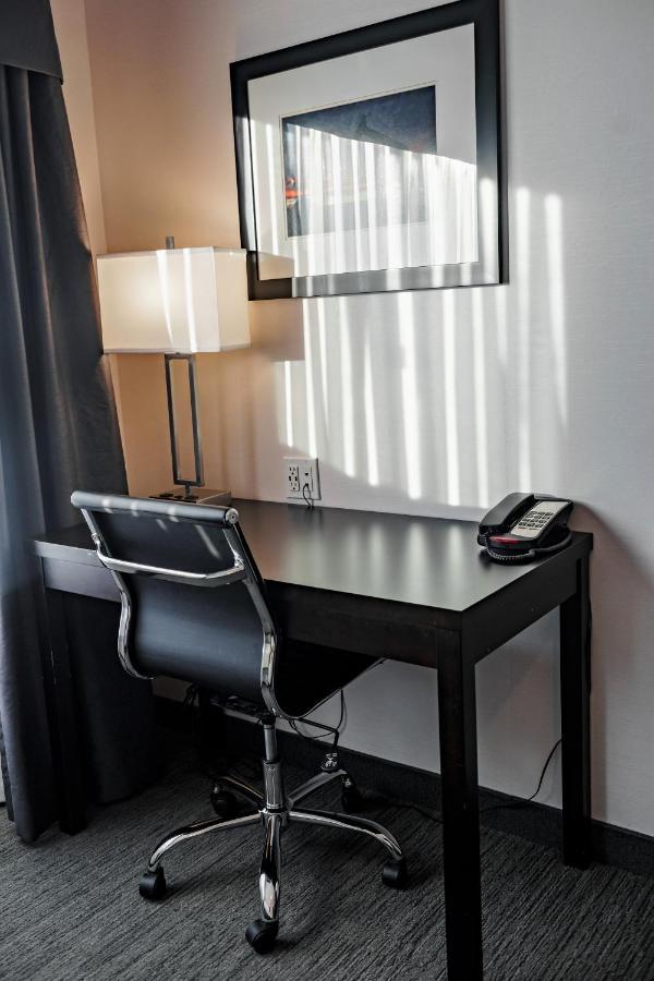 Park Inn By Radisson Edmonton Airport Leduc Bagian luar foto