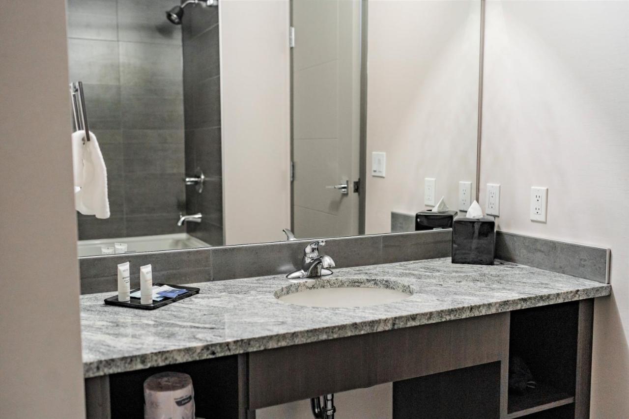 Park Inn By Radisson Edmonton Airport Leduc Bagian luar foto