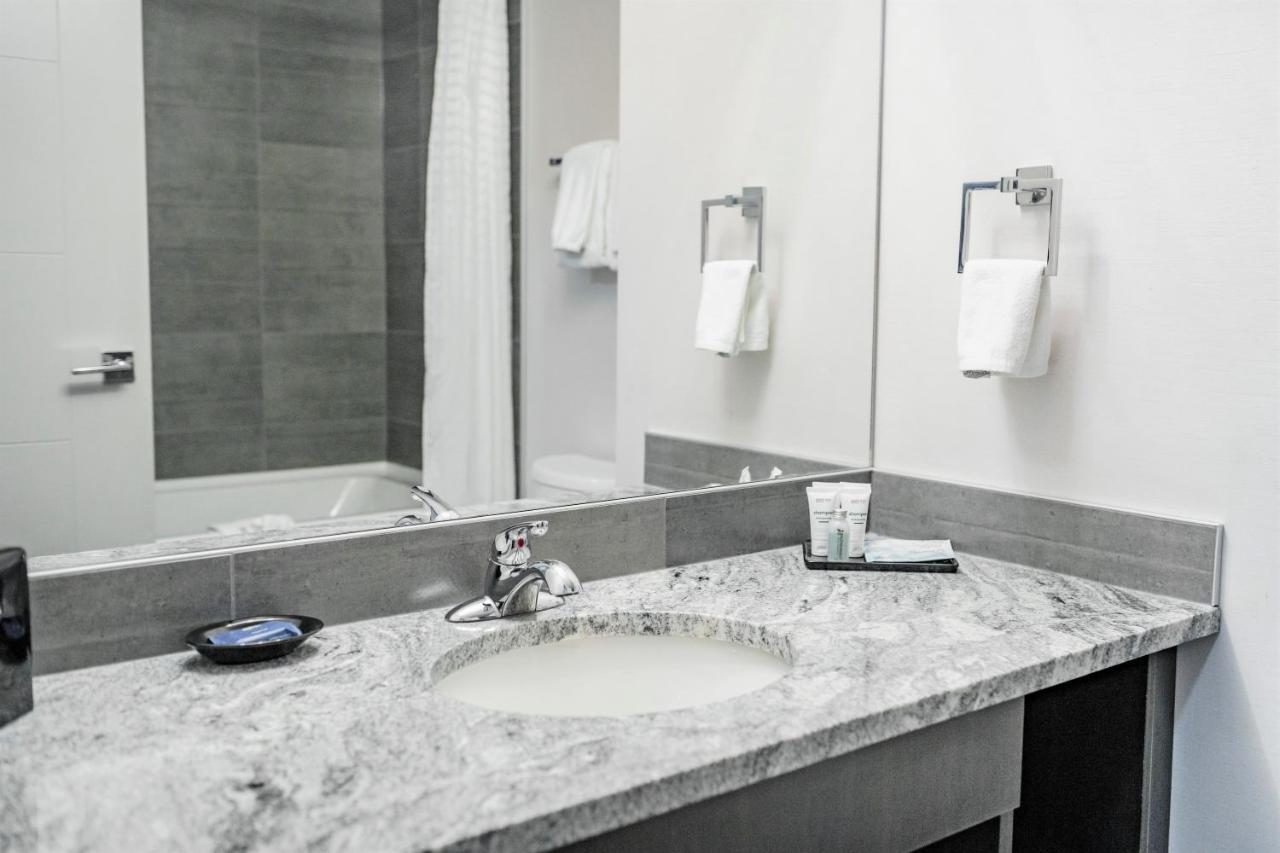 Park Inn By Radisson Edmonton Airport Leduc Bagian luar foto