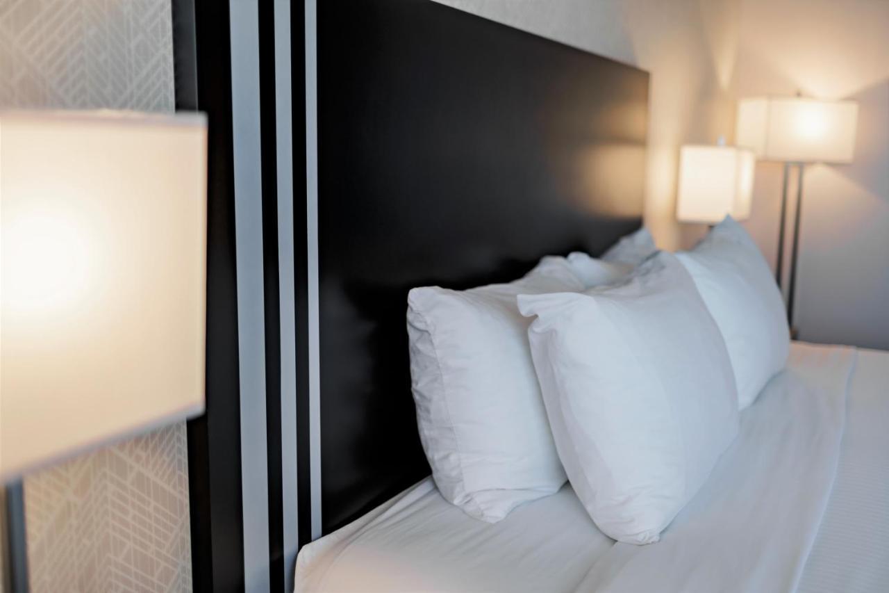 Park Inn By Radisson Edmonton Airport Leduc Bagian luar foto