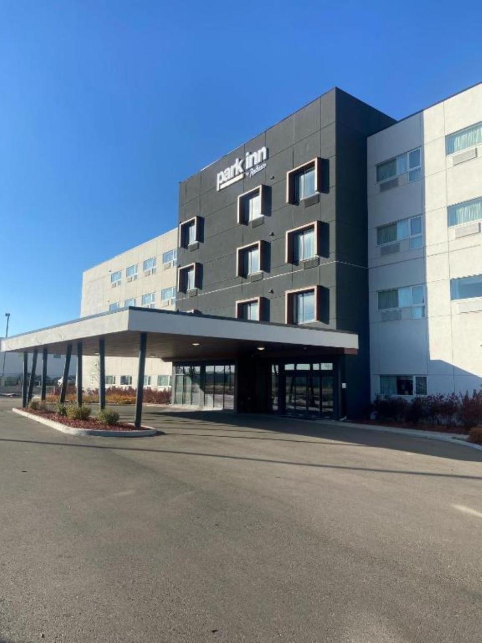 Park Inn By Radisson Edmonton Airport Leduc Bagian luar foto