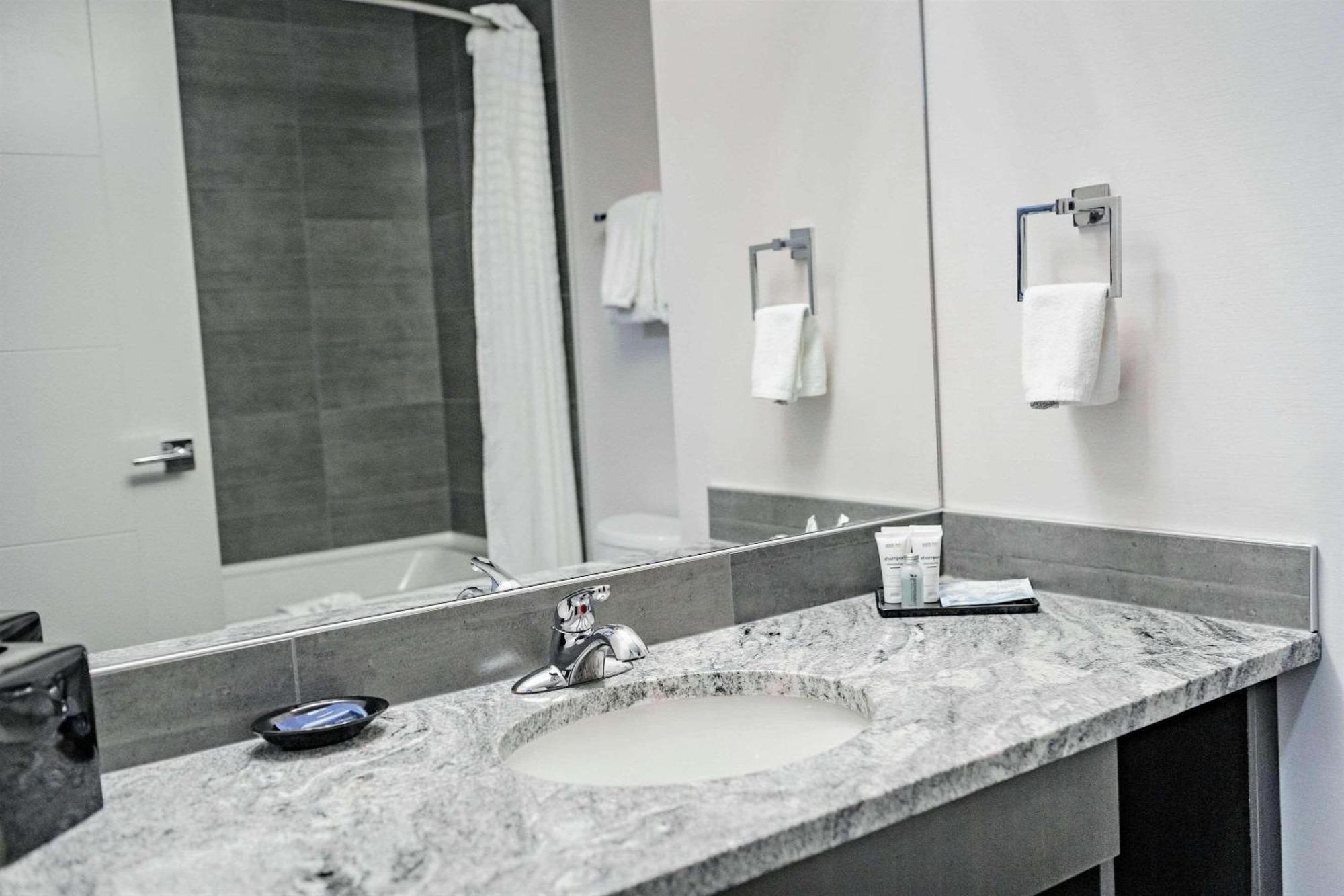 Park Inn By Radisson Edmonton Airport Leduc Bagian luar foto