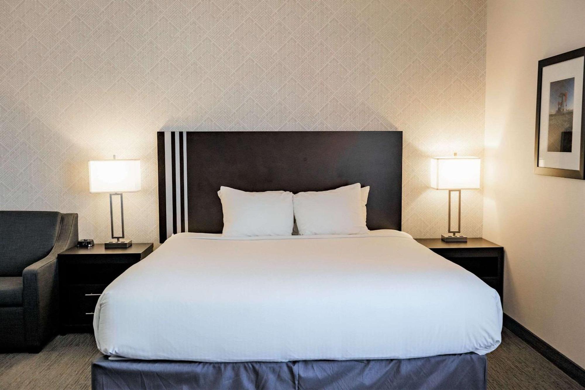 Park Inn By Radisson Edmonton Airport Leduc Bagian luar foto