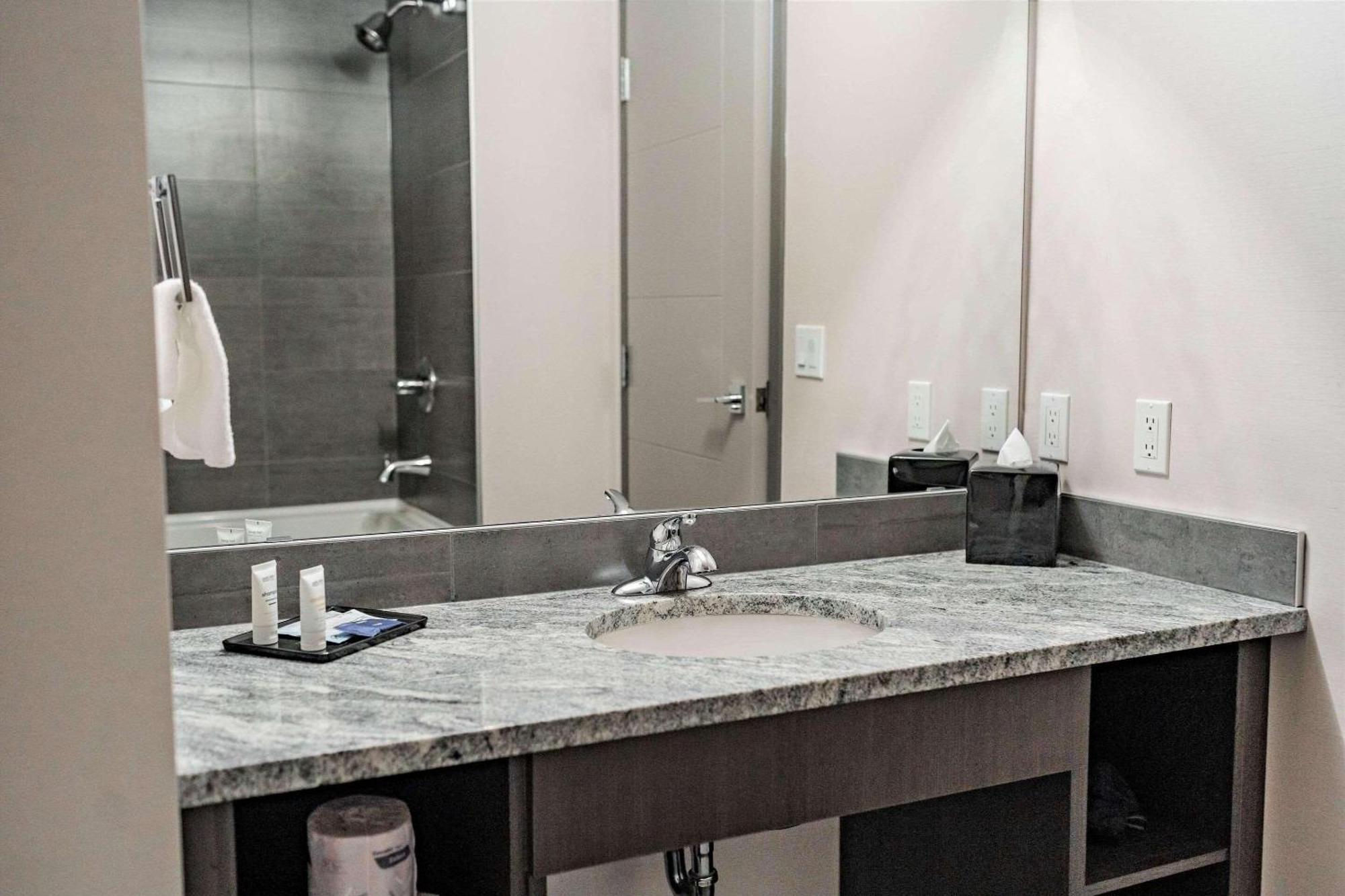 Park Inn By Radisson Edmonton Airport Leduc Bagian luar foto