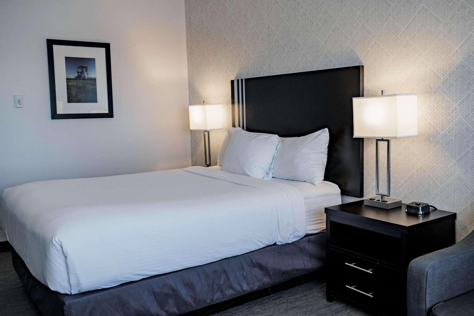 Park Inn By Radisson Edmonton Airport Leduc Bagian luar foto