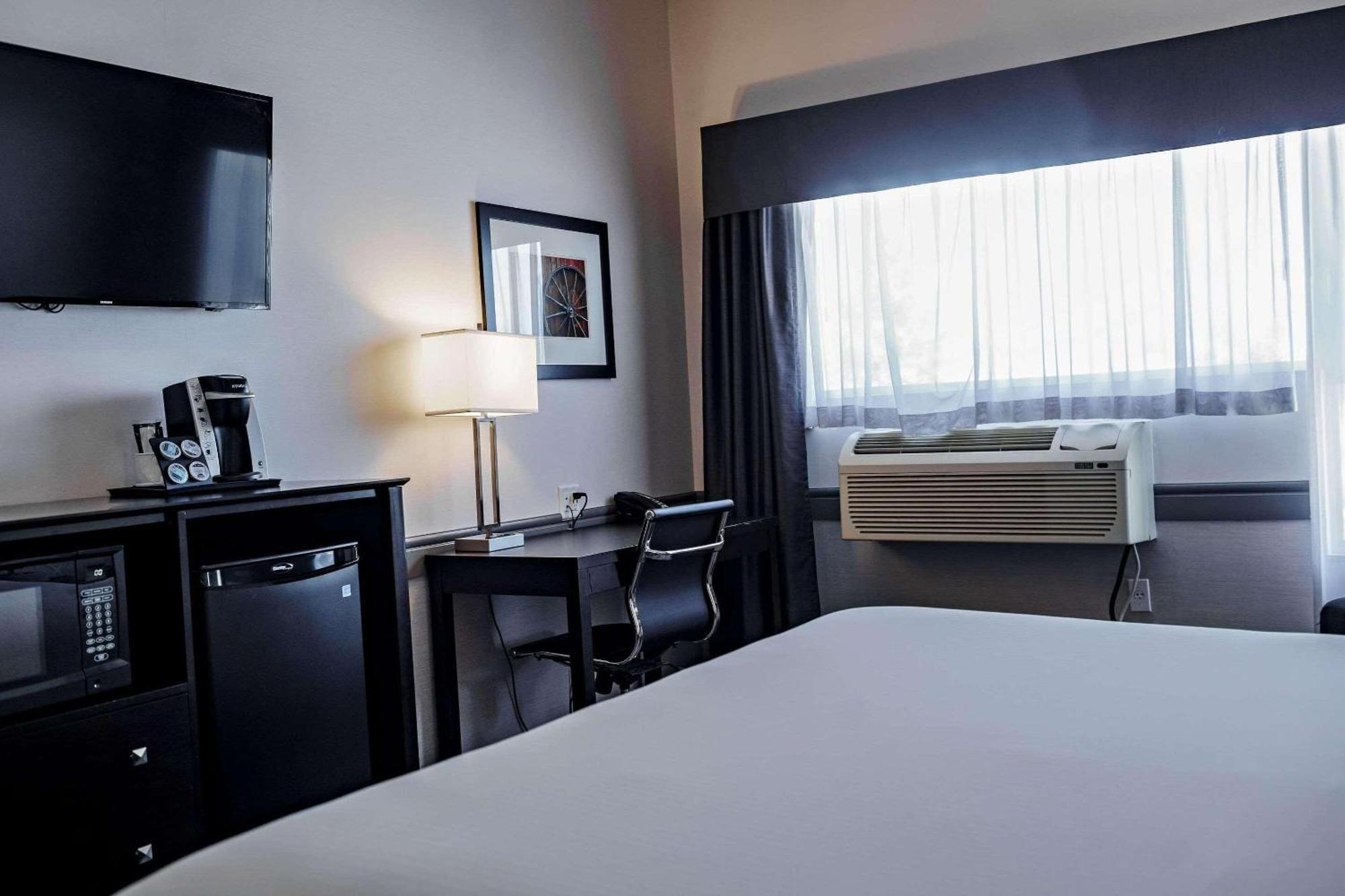 Park Inn By Radisson Edmonton Airport Leduc Bagian luar foto