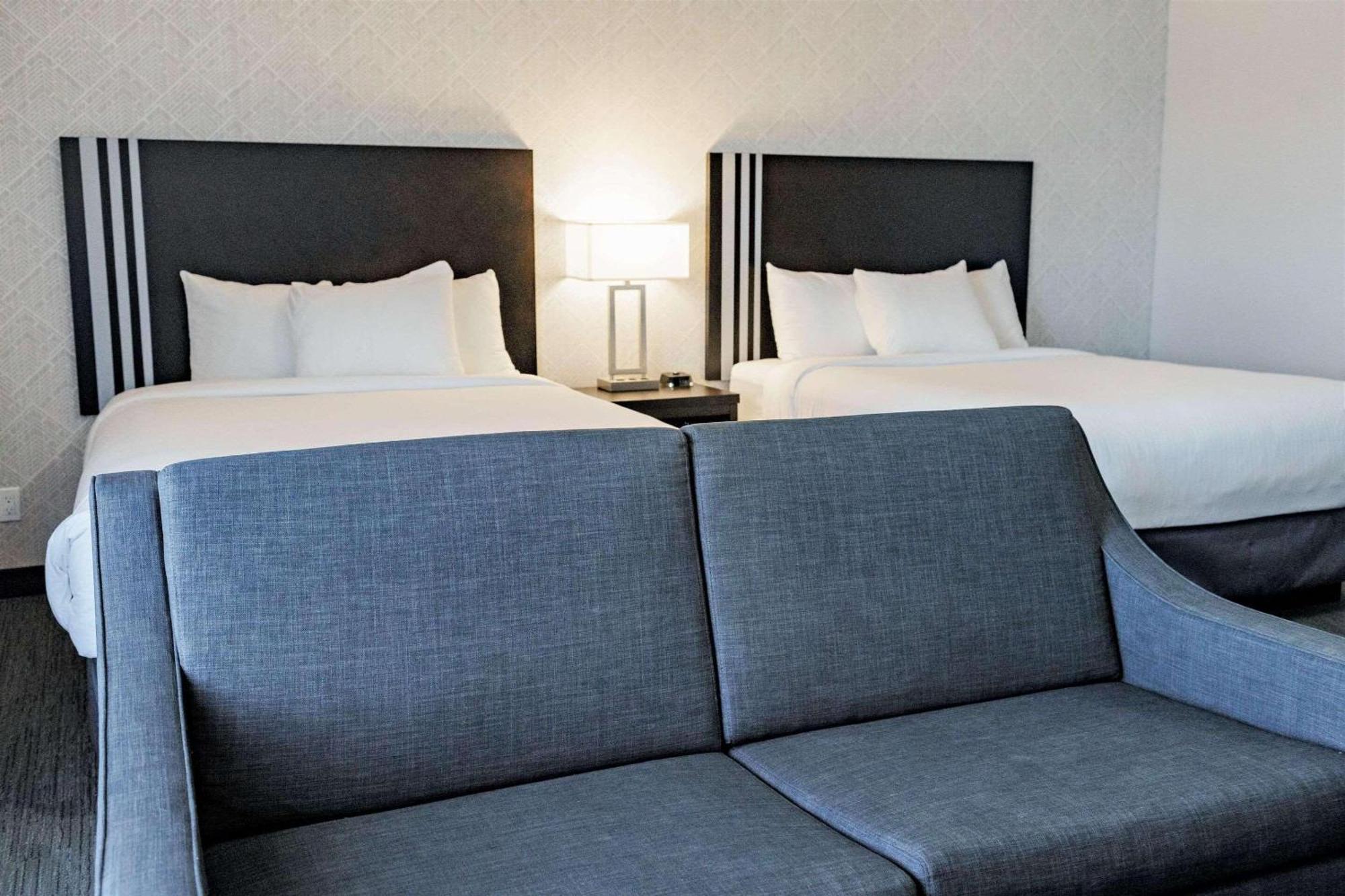 Park Inn By Radisson Edmonton Airport Leduc Bagian luar foto